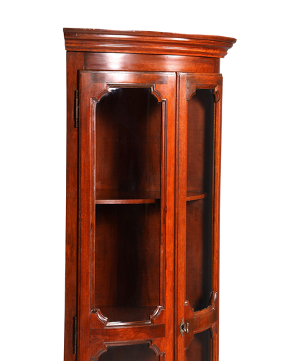Hauptstadt Möblerei Selva Eckvitrine aus massivem Holz im antiken Stil mit Glasfront und eleganter Patina