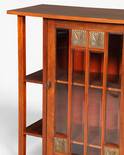 Hauptstadt Möblerei Jugendstil Vitrine aus Eichenholz mit dekorativen Messingbeschlägen und Glasfront