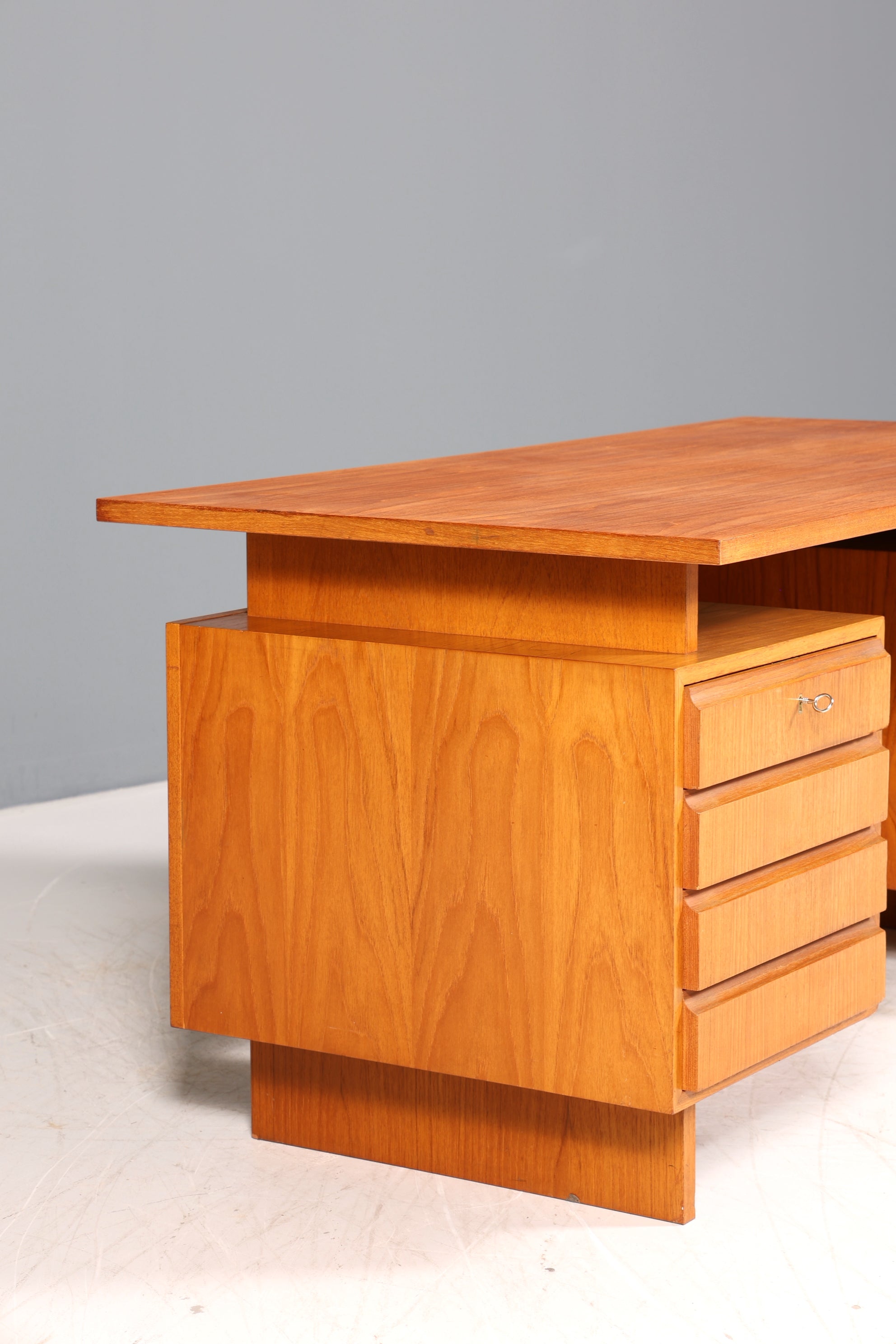 Wunderschöner Mid Century Schreibtisch Danish Design echt Holz Bürotisch