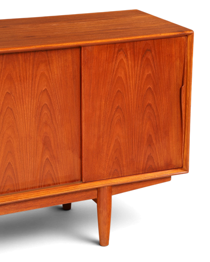 Hauptstadt Möblerei Dyrlund Sideboard aus massivem Teakholz im Mid-Century-Stil mit Schiebetüren und konischen Beinen