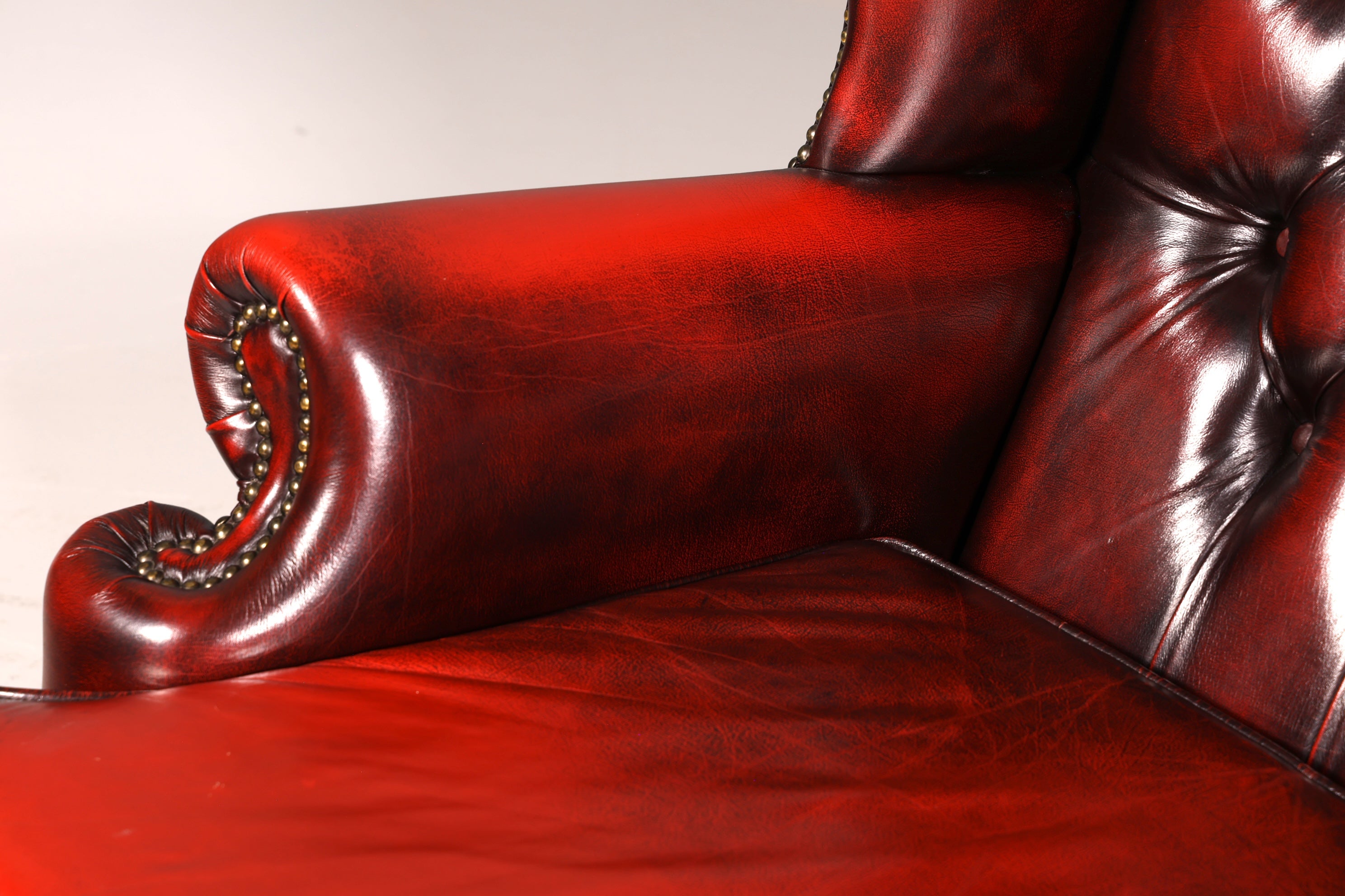 Wunderschönes Original Chesterfield Queen Anne Sofa 2-Sitzer Sofa Englische Leder Couch England Polstersofa
