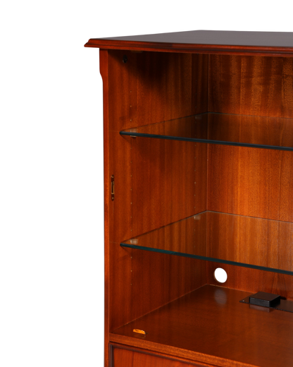 Hauptstadt Möblerei englische Mahagoni Vitrine aus den 60er Jahren mit Glasböden und warmer Holzmaserung
