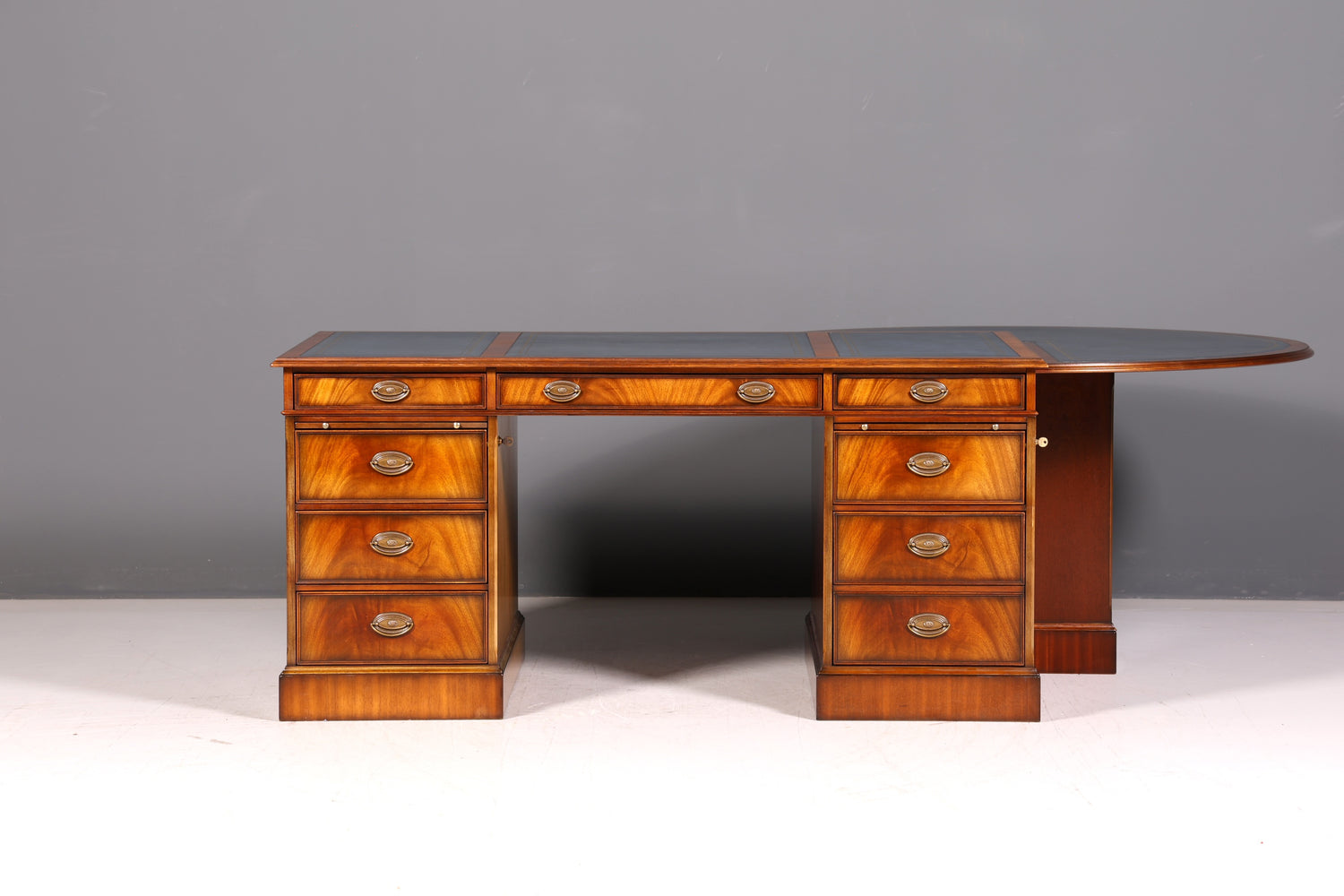 Wunderschöner Original Heldense Schreibtisch Mahagoni Echt Lederauflage Englisch Antik Stil Chefschreibtisch Partner Desk Bürotisch mit Besprechungsansatz
