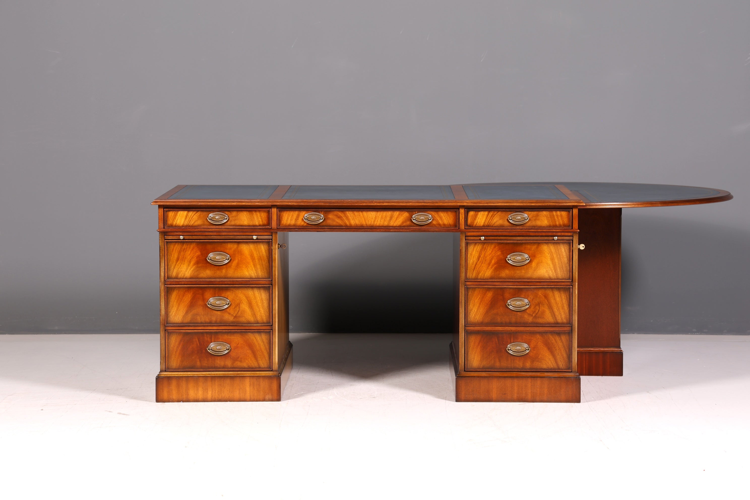 Wunderschöner Original Heldense Schreibtisch Mahagoni Echt Lederauflage Englisch Antik Stil Chefschreibtisch Partner Desk Bürotisch mit Besprechungsansatz
