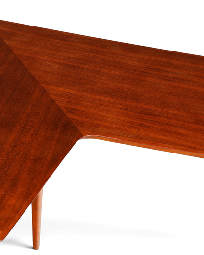 Hauptstadt Möblerei Mid-Century Couchtisch aus dunklem Holz mit eleganter, abgewinkelter Tischplatte