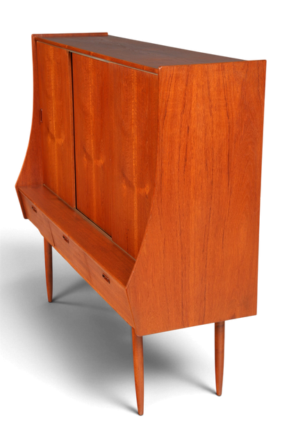 Hauptstadt Möblerei Mid Century Highboard aus Teakholz mit Schiebetüren und Schubladen im dänischen Design