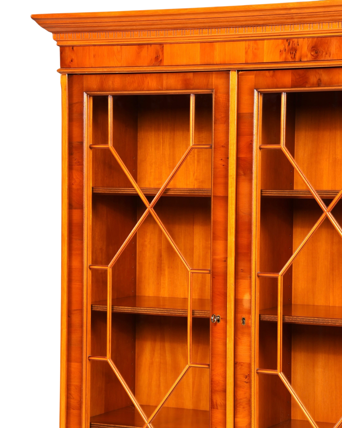 Hauptstadt Möblerei Heldense Vitrine aus Eibenholz mit markantem X-Muster in den Glastüren und höhenverstellbaren Böden