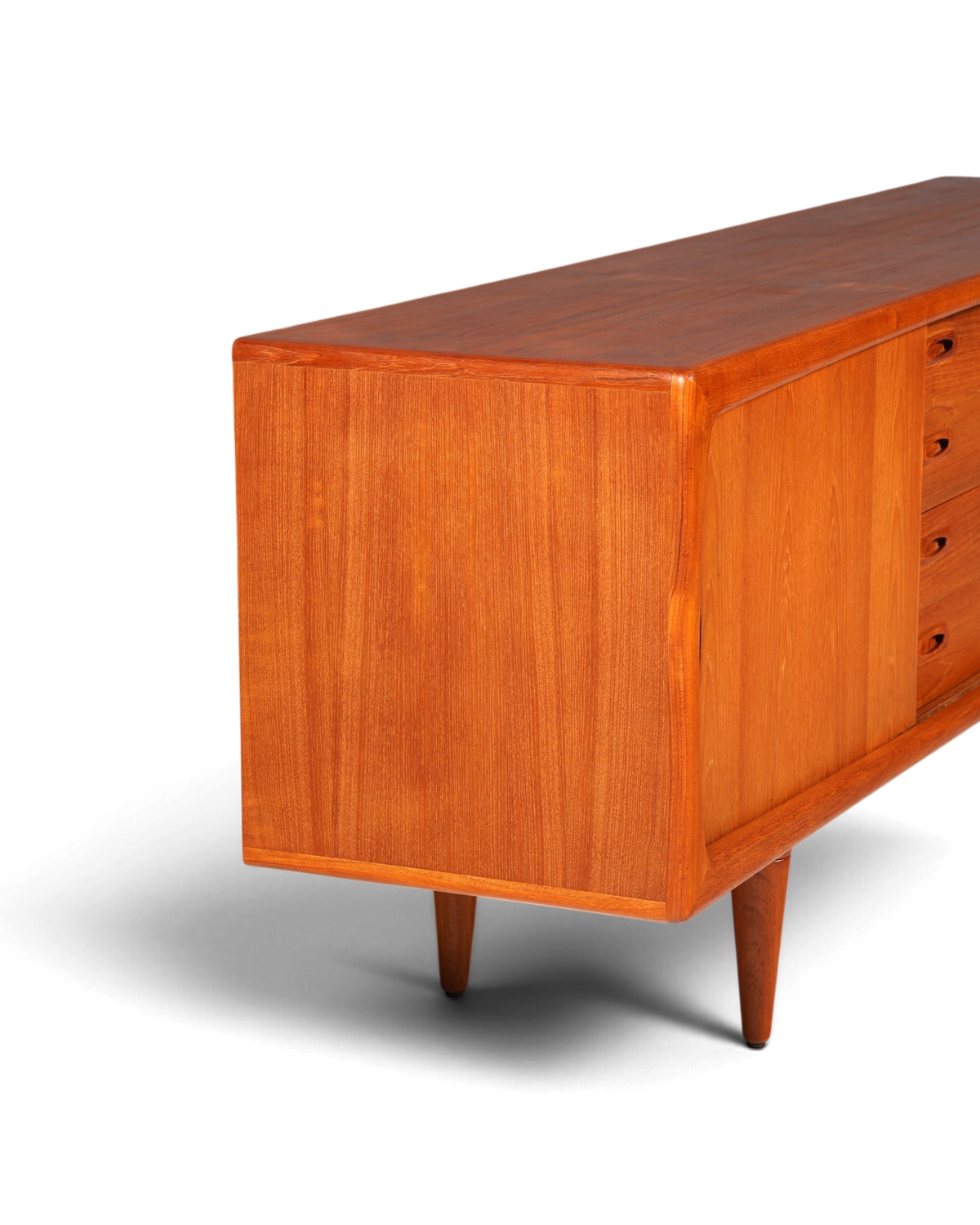 Hauptstadt Möblerei H.P. Hansen XXL Sideboard aus Teakholz im Mid Century Design mit konischen Beinen