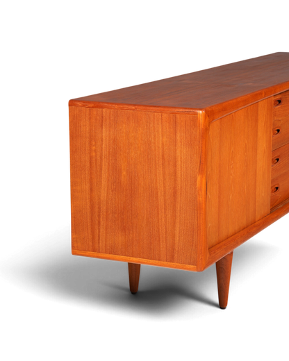 Hauptstadt Möblerei H.P. Hansen XXL Sideboard aus Teakholz im Mid Century Design mit konischen Beinen