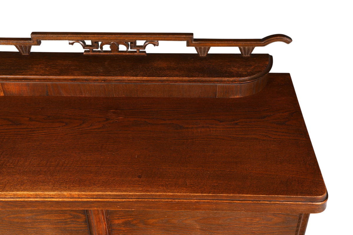 Hauptstadt Möblerei Jugendstil Sideboard aus massiver Eiche mit dekorativem Aufsatz und dunkler Holzmaserung