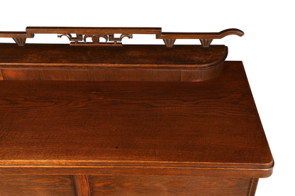 Hauptstadt Möblerei Jugendstil Sideboard aus massiver Eiche mit dekorativem Aufsatz und dunkler Holzmaserung