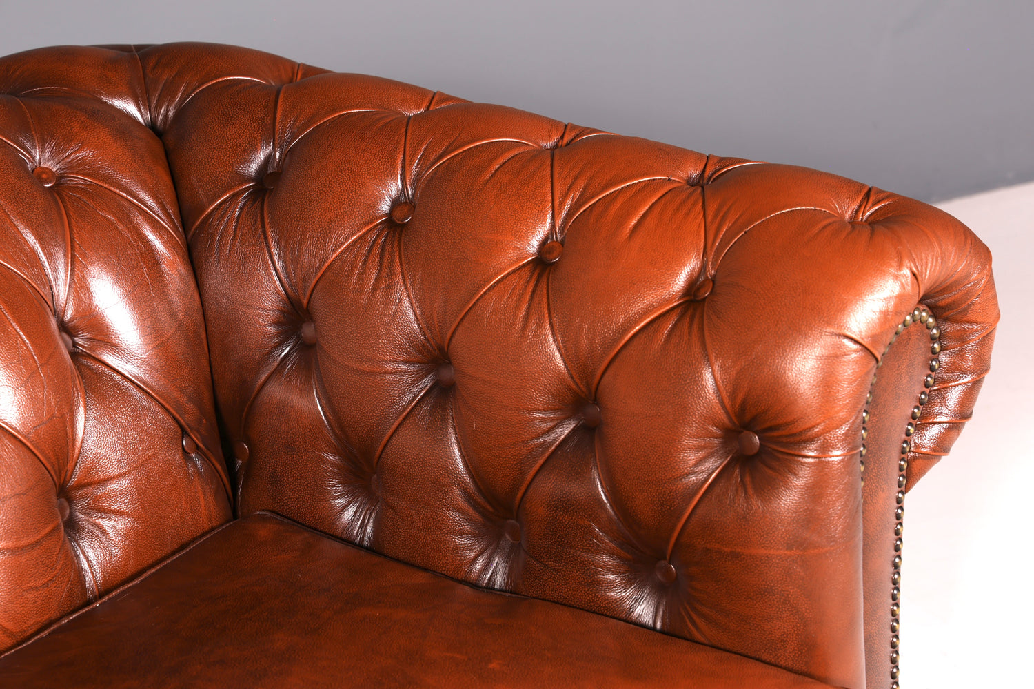 G119 Finish Wunderschönes Original Chesterfield Sofa 3- Sitzer echt Leder Oxblood Couch Englisch