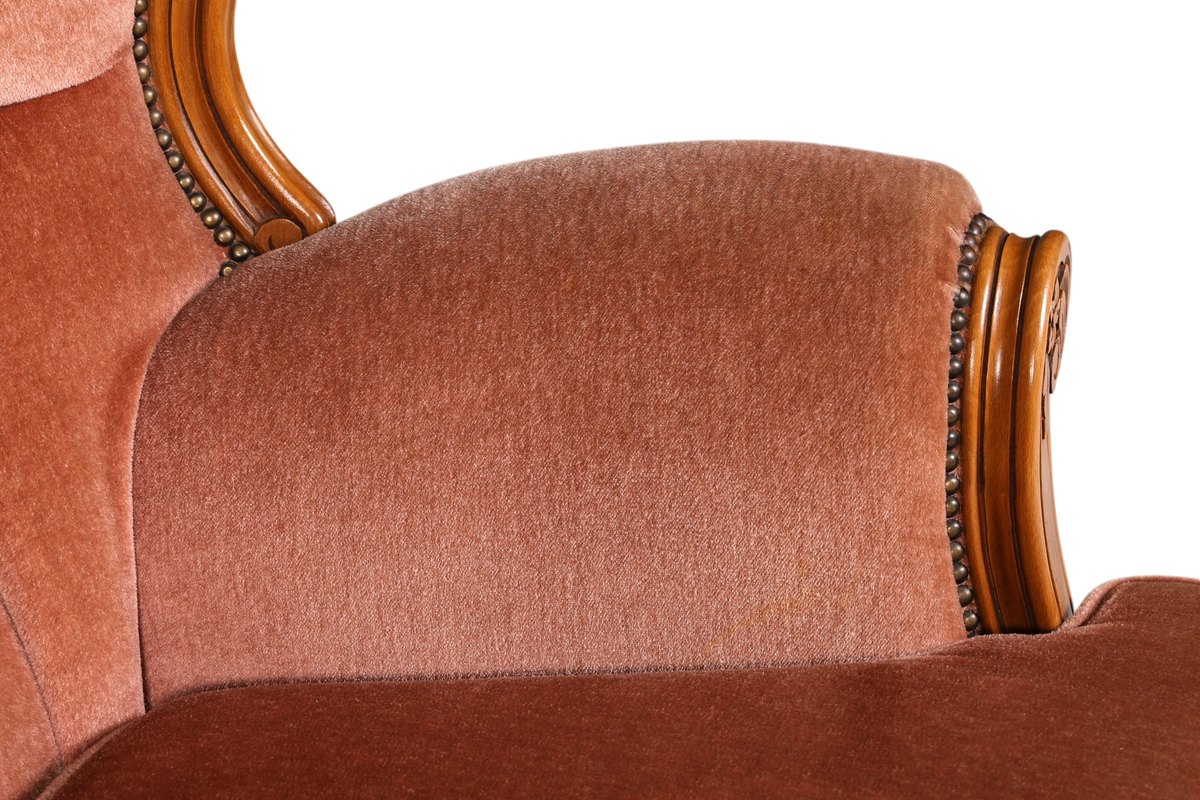 Hauptstadt Möblerei Chippendale Armlehnsessel im Barock Stil mit altrosa Samtbezug und verziertem Holzrahmen