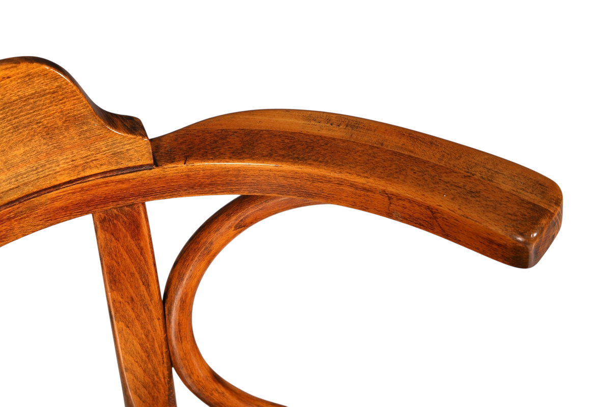 Hauptstadt Möblerei Armlehnstuhl im Thonet-Stil aus dunklem Bugholz mit charakteristisch geschwungener Armlehne