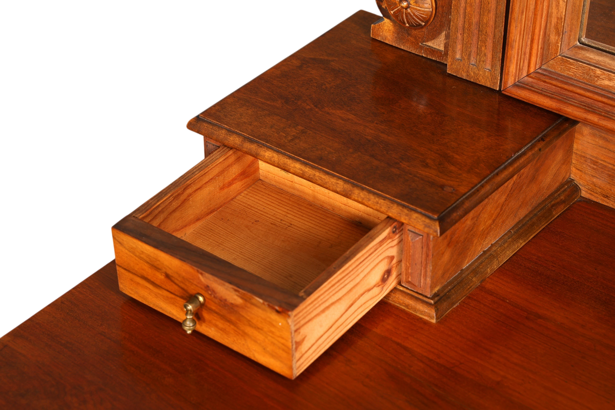 Hauptstadt Möblerei Gründerzeit Kommode aus Holz mit offener Schublade und Spiegelaufsatz im Detail