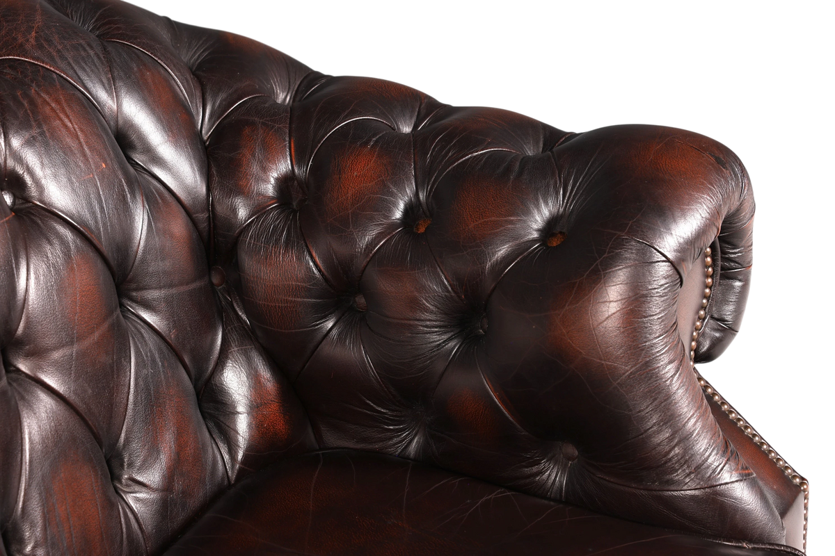 Hauptstadt Möblerei Chesterfield Centurion 2-Sitzer Sofa aus braunem Echtleder mit Knopfheftung und Ziernägeln
