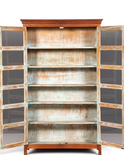 Hauptstadt Möblerei Vitrine aus massivem Holz im Kolonialstil mit verglasten Türen und Vintage-Optik in Hellblau