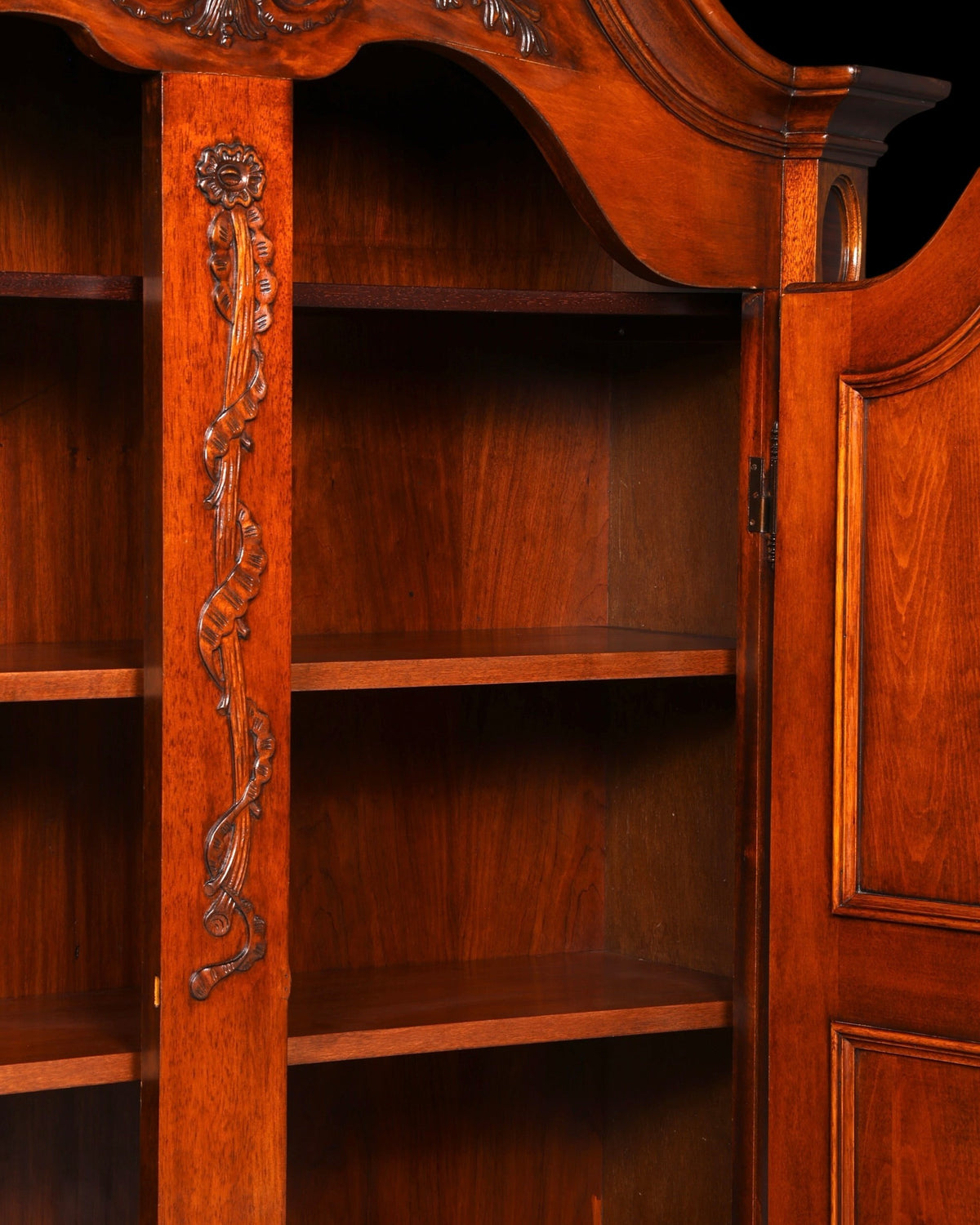 Hauptstadt Möblerei Vitrinenschrank aus dunklem Holz mit kunstvollen Schnitzereien und offenen Regalfächern