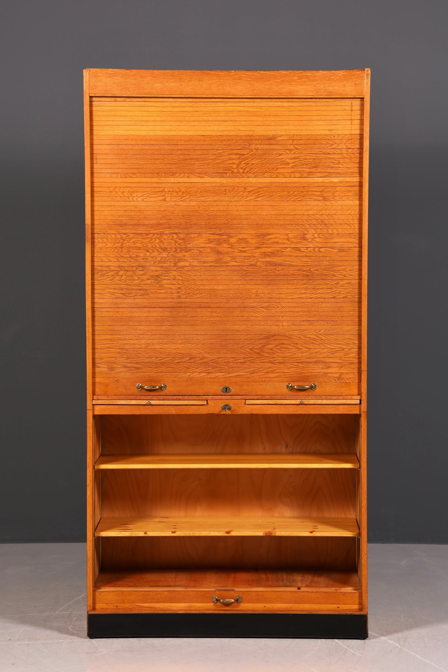 Schlichter Mid Century Rollladenschrank Bauhaus Apothekerschrank Art Deco Büro Aktenschrank