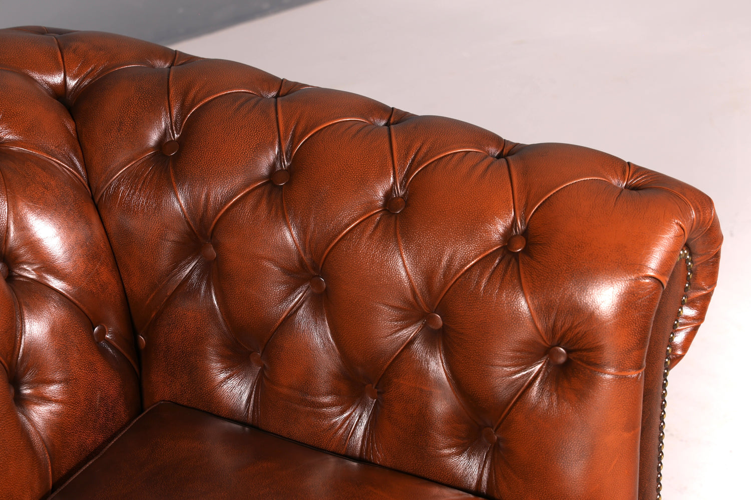 G118 Finish Wunderschönes Original Chesterfield 2er Sofa Englisch Oxblood Leder 2- Sitzer Couch