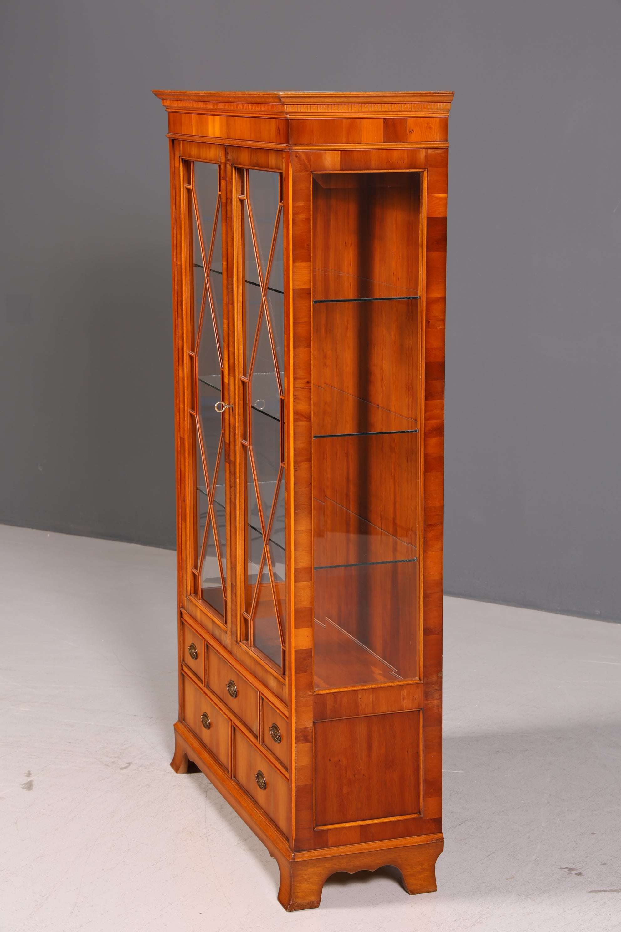 Wunderschöne Original Heldense Vitrine Englische Eibe Bücherschrank Antik Stil Glasvitrine Buffet Bibliothek