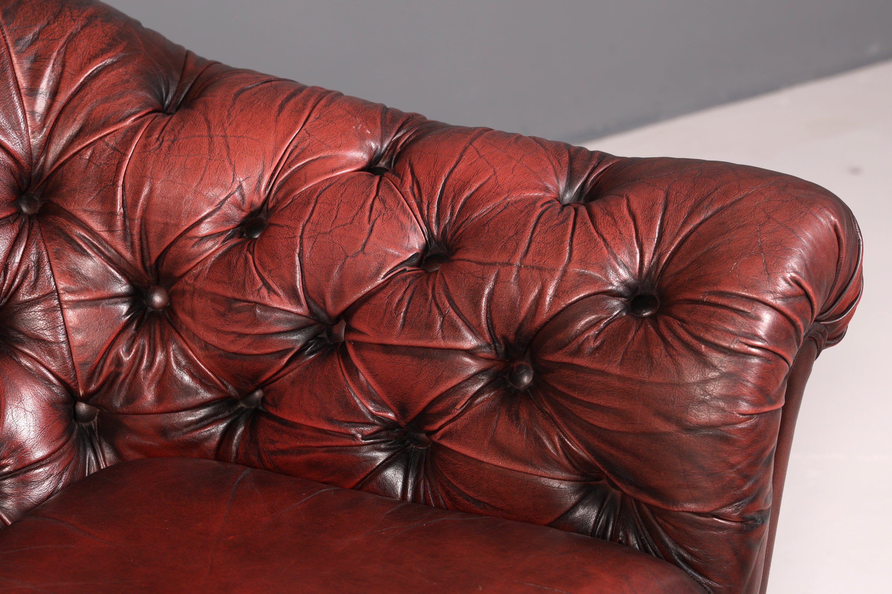 Wunderschönes Original Chesterfield 2-Sitzer Sofa Englische Leder Couch England Polstersofa Antik