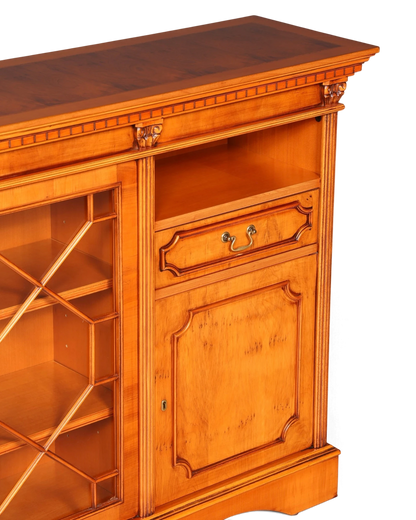 Hauptstadt Möblerei H962 Sideboard aus hellem Holz mit Schublade, offener Ablage und verglaster Vitrinentür
