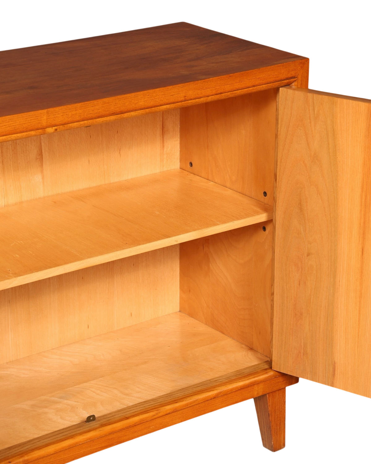 Hauptstadt Möblerei Mid Century Kommode aus Massivholz mit offener Tür und verstellbarem Regalboden im Retro-Stil