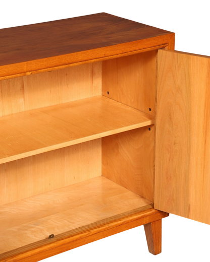 Hauptstadt Möblerei Mid Century Kommode aus Massivholz mit offener Tür und verstellbarem Regalboden im Retro-Stil