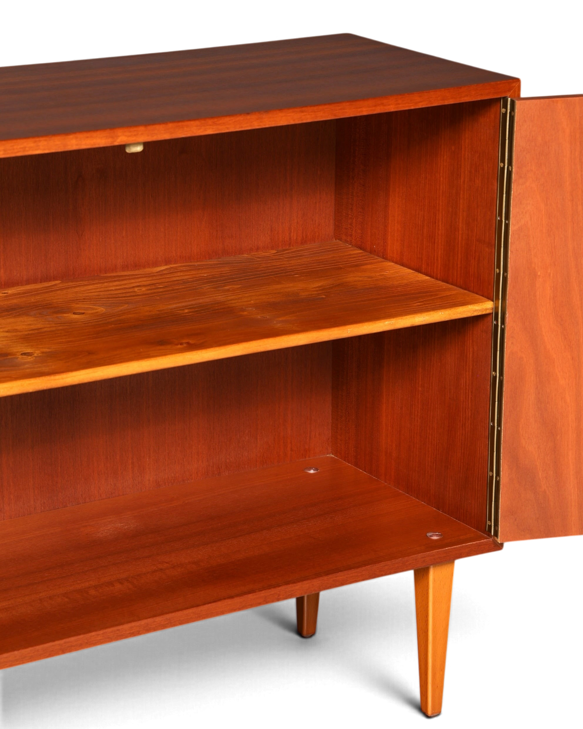 Hauptstadt Möblerei Mid Century Kommode aus Teakholz mit offenem Schrankfach und verstellbarem Regalboden im 60er Stil