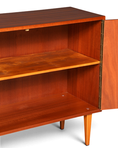 Hauptstadt Möblerei Mid Century Kommode aus Teakholz mit offenem Schrankfach und verstellbarem Regalboden im 60er Stil