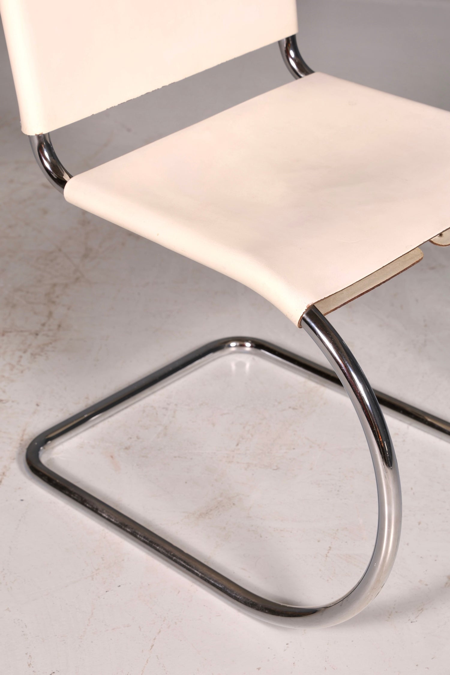 Edler Original Knoll International Freischwinger Stuhl MR Chair Mies van der Rohe Chrom Leder Weiß Bauhaus Sekretär Stuhl Esszimmer Stuhl 1 von 2
