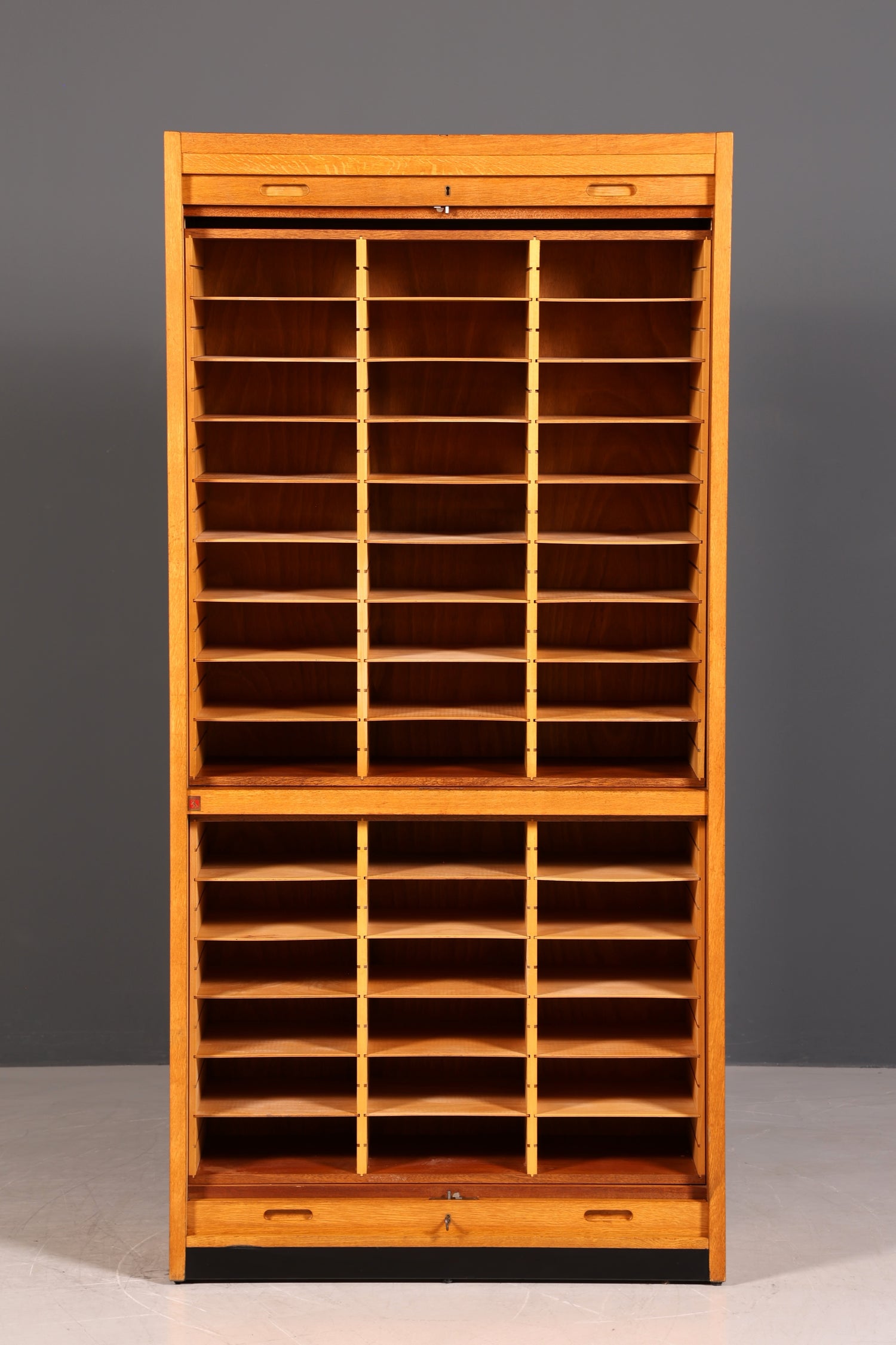 Stilvoller Mid Century Rollladenschrank Bauhaus Apothekerschrank Art Deco Büro Aktenschrank
