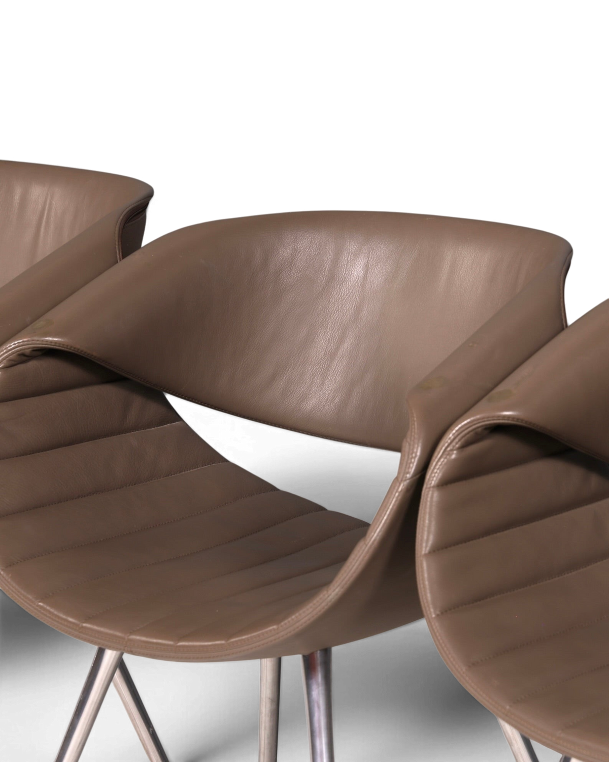 Hauptstadt Möblerei Züco Little Perillo Design Ledersessel in Taupe mit verchromtem Kufengestell