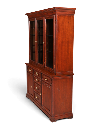 Hauptstadt Möblerei Selva Vitrine Villa Borghese aus massivem Holz im Antik Stil mit verglasten Türen und Schubladen