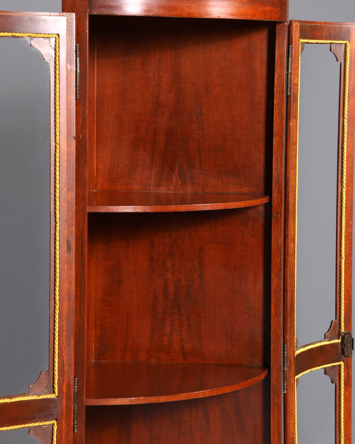 Hauptstadt Möblerei Selva Eckvitrine aus massivem Holz im antiken Stil mit Glasfront und dekorativer Patina