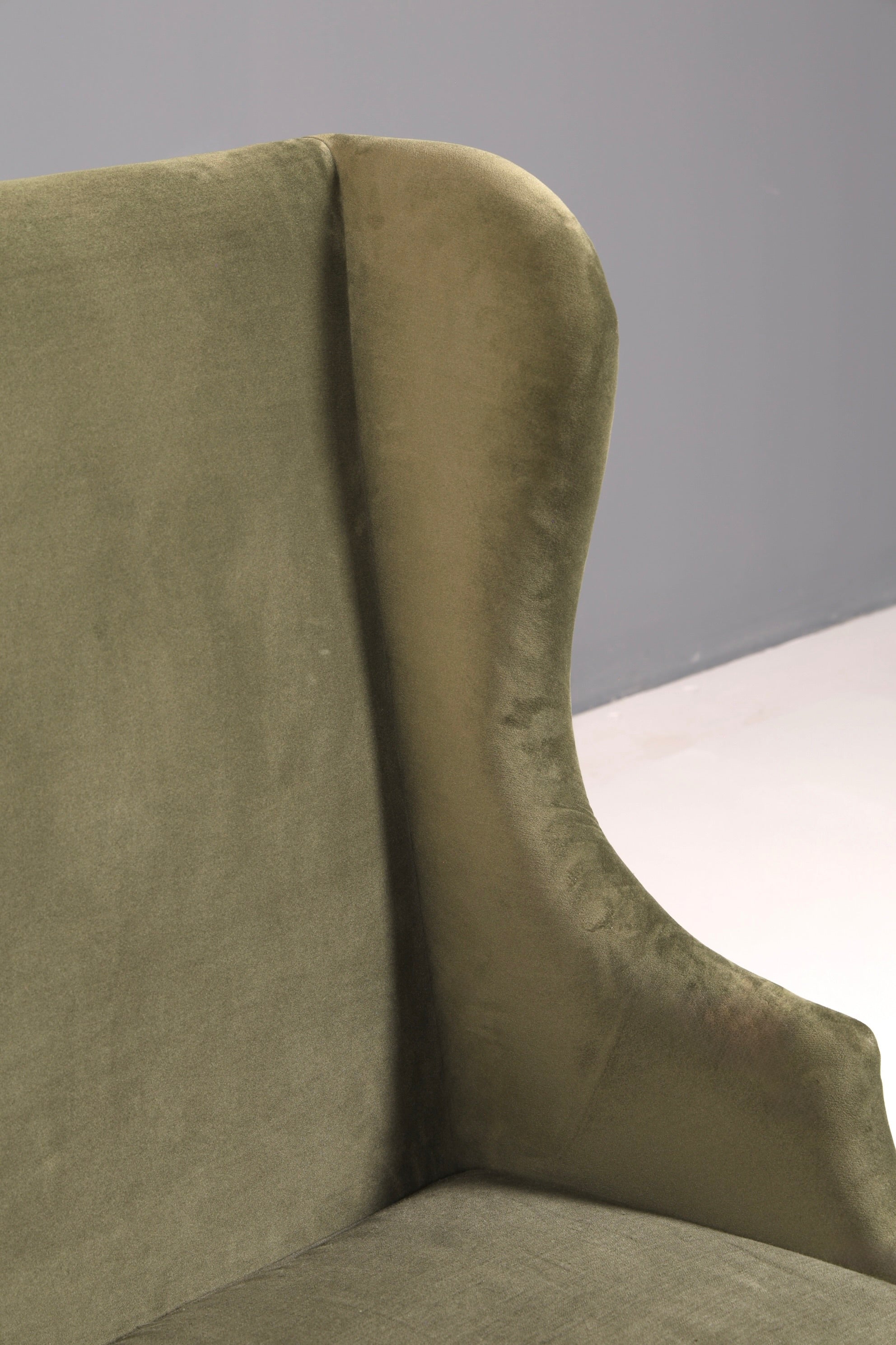 Wunderschönes Loberon Ohrenbackensofa Modell Ombra Antikgrün Samt Sofa 2-Sitzer Ohrensofa Retro Mangoholz