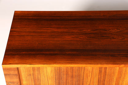 Beeindruckendes Original Hans J. Wegner für RY Møbler Modell RY 25 Sideboard Palisander Holz TV Kommode Vintage Schiebetür Schrank 1 von 2