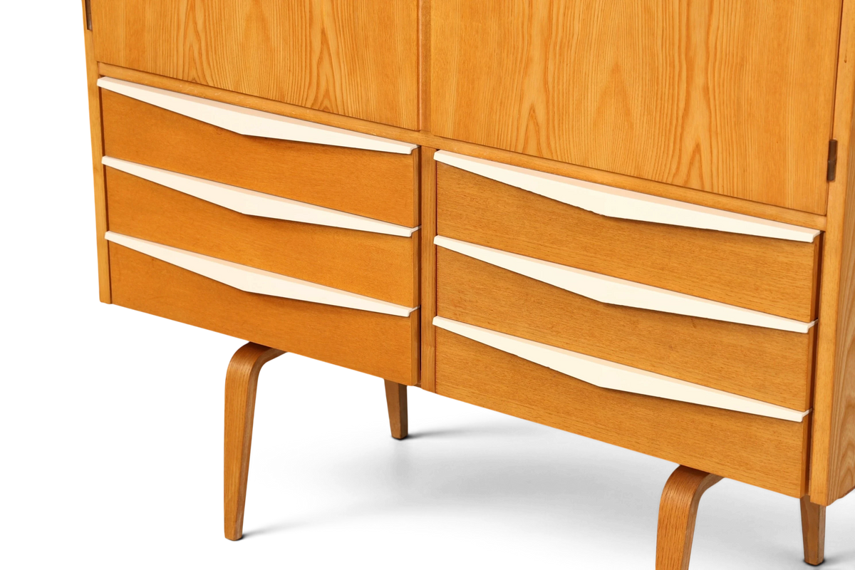 Hauptstadt Möblerei Hellerau Schrank Modell 427 aus Eschenholz mit markanten weißen Schubladengriffen im Mid-Century-Stil