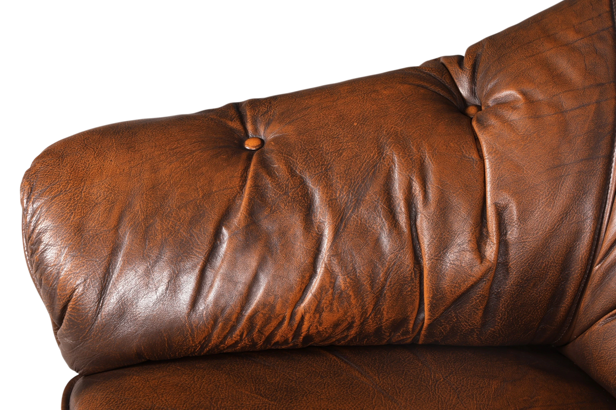 Hauptstadt Möblerei Chesterfield Sessel aus braunem Echtleder mit klassischer Knopfheftung und Vintage-Optik