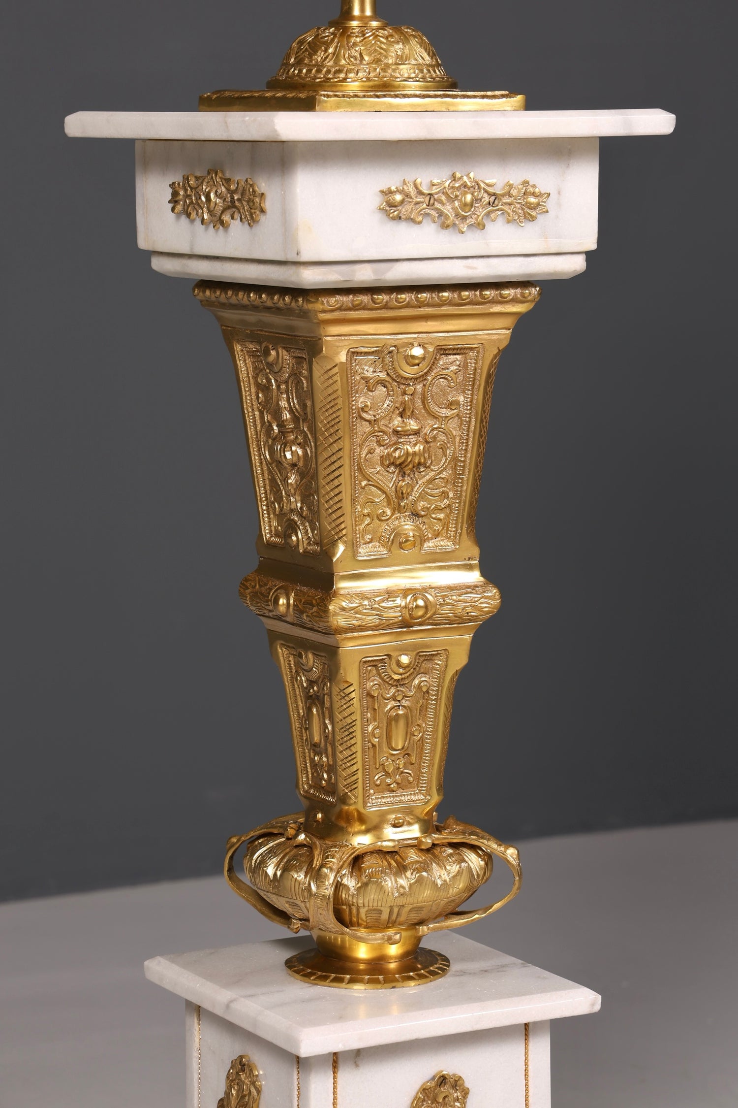 Wunderschöne Barock Stil Säule mit Vase Louis XV Marmor Blumensäule weißer Naturstein Sockel Ablage