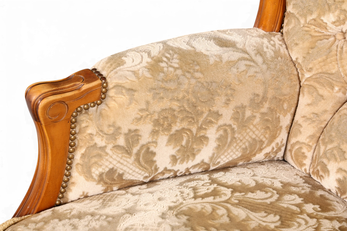 Hauptstadt Möblerei Chippendale Armlehnsessel im Barock Stil mit beigem Samtstoff und verzierten Holzarmlehnen