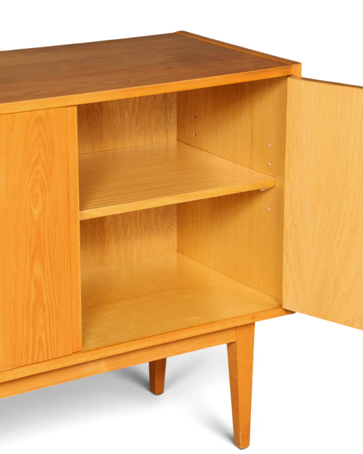 Hauptstadt Möblerei Hellerau Kommode Modell 602 von Franz Ehrlich aus hellem Holz mit offenem Fach und Einlegeboden