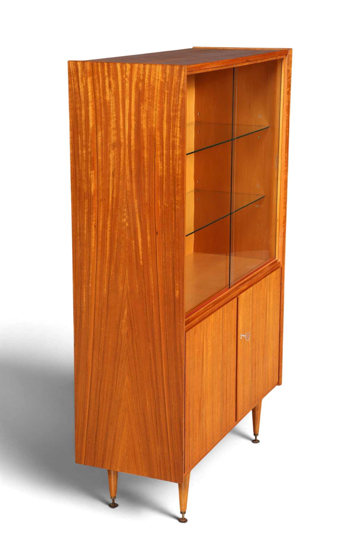 Hauptstadt Möblerei Mid Century Vitrine aus Echtholz mit Glasschiebetüren, Glasböden und konischen Beinen im 60er Stil