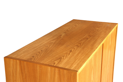 Hauptstadt Möblerei Hellerau Highboard Modell 602 aus Holz mit markanter Maserung im Mid Century Design