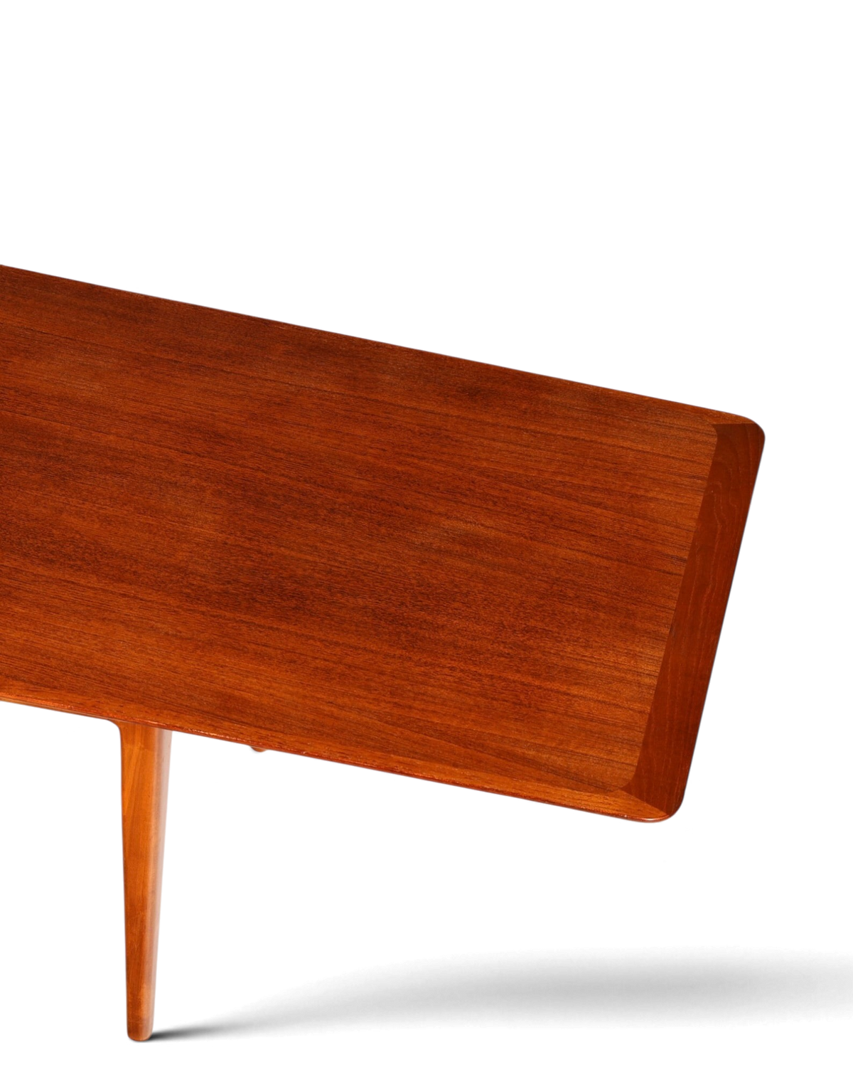 Hauptstadt Möblerei Mid-Century Couchtisch aus braunem Echtholz mit eleganter Tischplatte und konischen Beinen