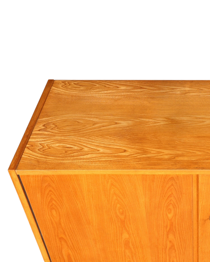 Hauptstadt Möblerei Hellerau Kommode Modell 602 von Franz Ehrlich mit hochwertiger Holzmaserung im Mid-Century-Stil