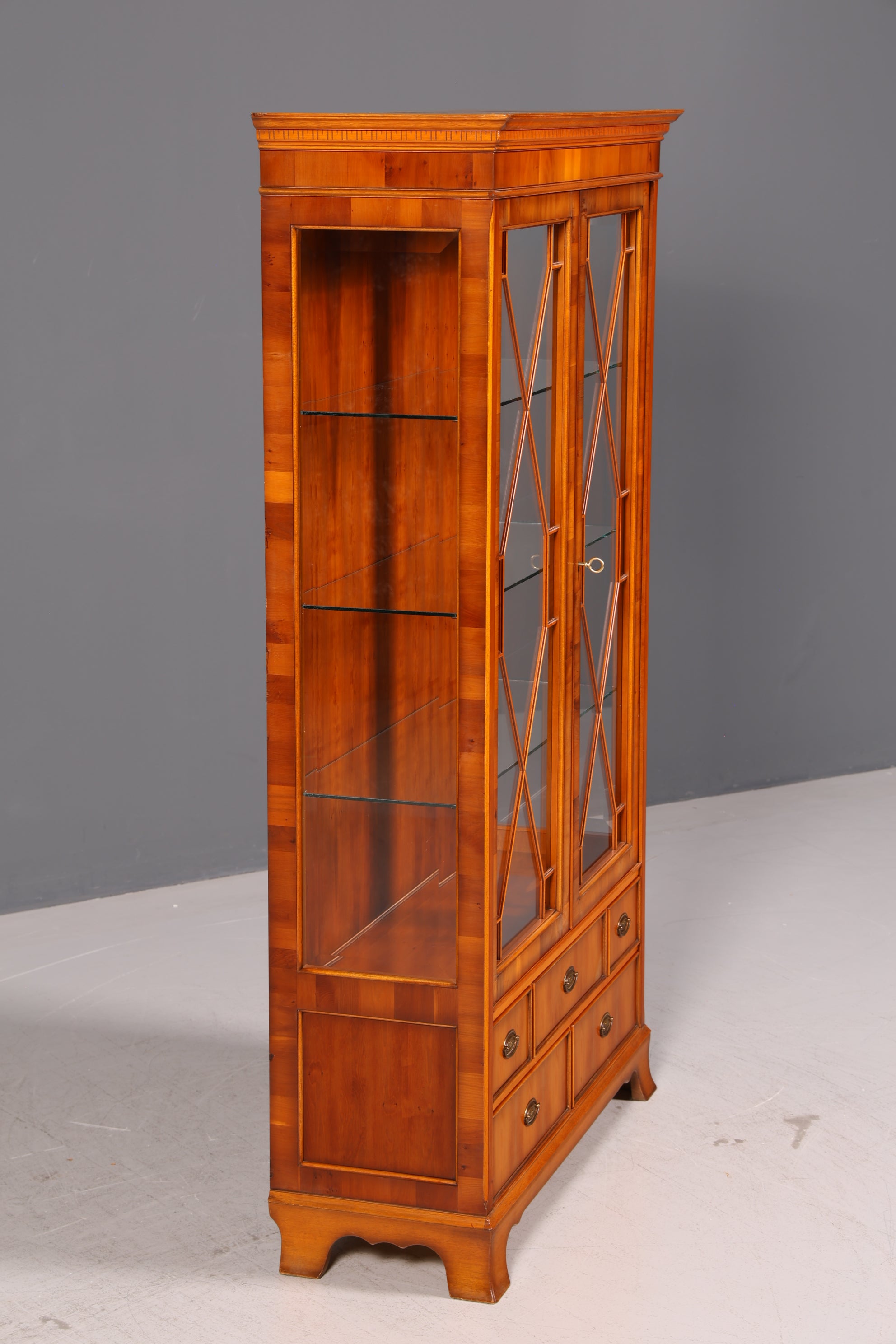 Wunderschöne Original Heldense Vitrine Englische Eibe Bücherschrank Antik Stil Glasvitrine Buffet Bibliothek