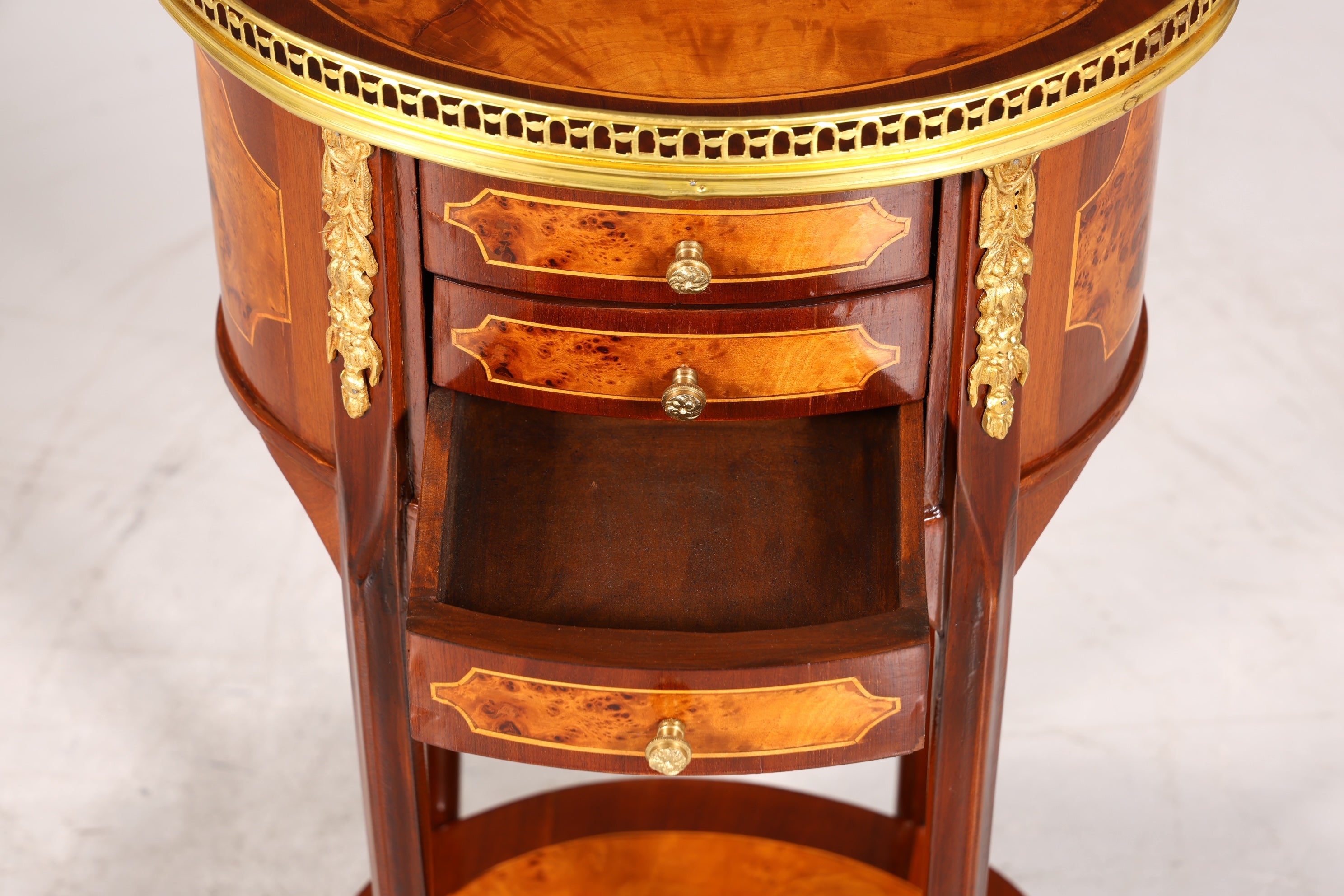 Stilvoller Barock Louis XV Stil Beistelltisch Ablagetisch massiv Kommode Antik Stil