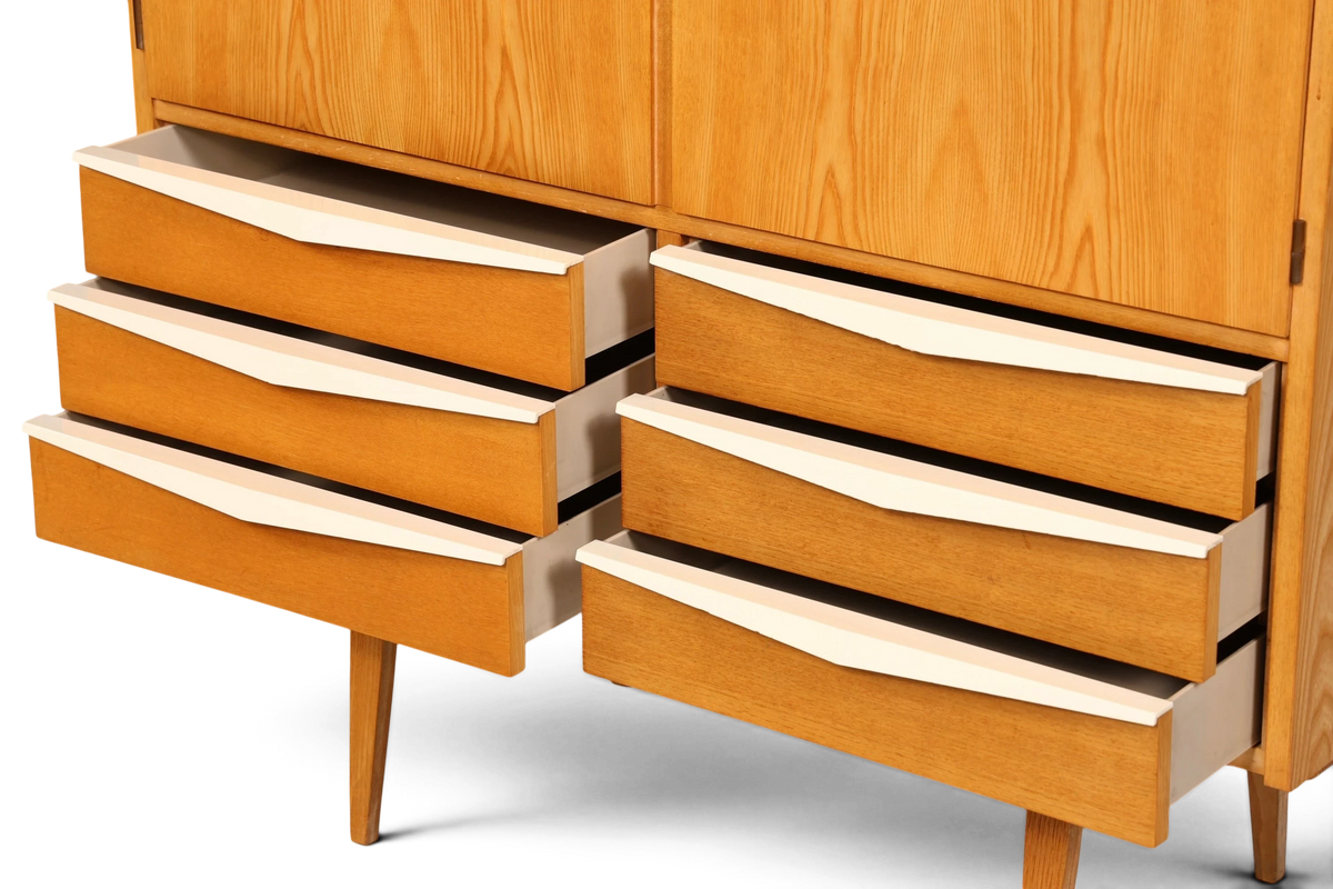 Hauptstadt Möblerei Hellerau Schrank Modell 427 aus Eschenholz mit vier offenen Schubladen im Mid-Century-Design